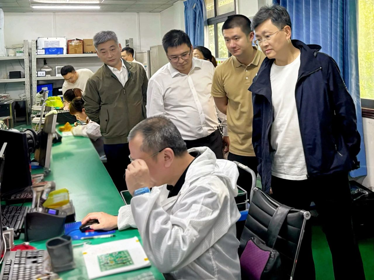 四川發(fā)展（控股）公司黨委書記、董事長徐一心一行赴天箭慣性調研指導